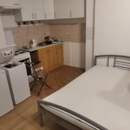 Economy Flat 18 Minutes From Vaclavske Namesti * 布拉格